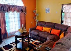 Cozy 2 Bedroom Apt near Airport, Malls, Golfing, Mountains - Arouca - Living room