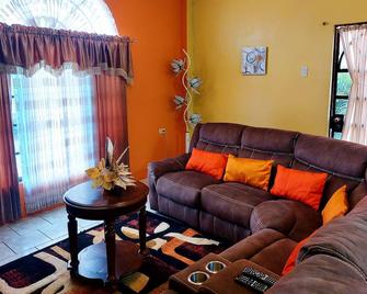 Cozy 2 Bedroom Apt near Airport, Malls, Golfing, Mountains - Arouca - غرفة معيشة