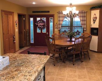 Within Walking Distance Of Field Of Dreams Movie Site/Mlb Stadium - Dyersville - Eetruimte