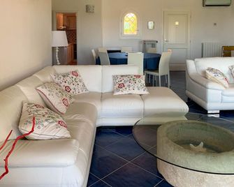 La Perla di Palau - بالاو - غرفة معيشة