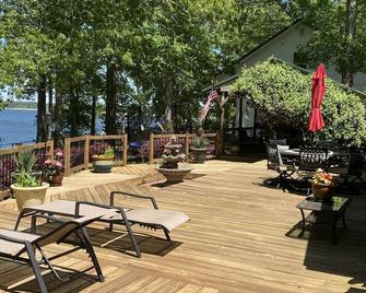Two-story boathouse, golf cart, hot tub, kayaks, paddle boards, fishing lights! - Jonesboro - Patio