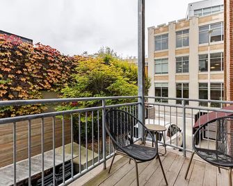 Modern Luxury Loft in Downtown Providence w/Private Garden, Fire Pit & BBQ Grill - Providence - Balcón