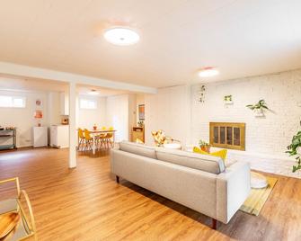 The Mod Pod - Spacious, mid-century modern apartment in a quiet, close in spot - Moscow - Wohnzimmer