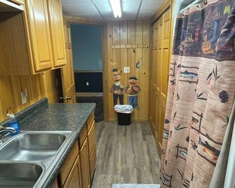 'Bert Cave' - Lake Side Cabin, Hovde Resort - Devils Lake