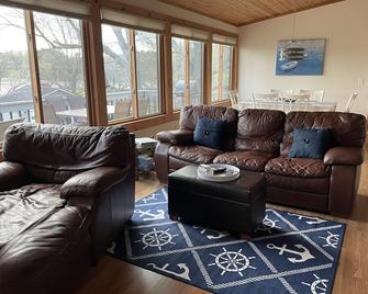 Perfect spot to relax and take in the beauty of the 1000 Islands - Wellesley Island - Living room