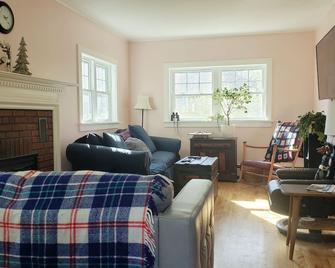 Montpelier 3 bedroom house located on Terrace St a 5 min walk to downtown. - Montpelier - Huiskamer