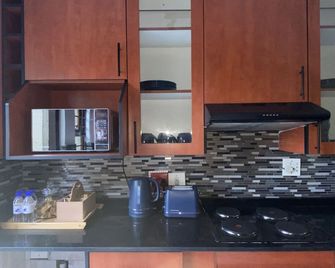 A cosy 2 bedrrom, 2 bath ground floor apartment with bistro, pizerria and bar - Randburg - Kitchen