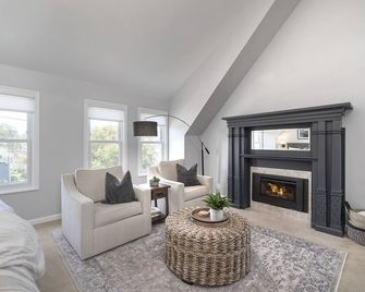 3813 Point Break home - Pacific Grove - Living room