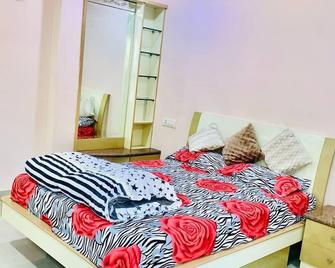 Fully furnished 2BHK house at first floor with AC's. @center of the city - Hyderabad - Chambre