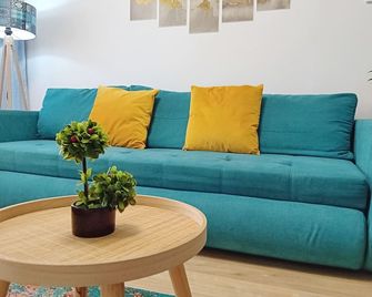 Sunshine - New 1br Apt In The Business Area, Ac, Smart Tv, Free Disneyplus - בוקרשט - סלון