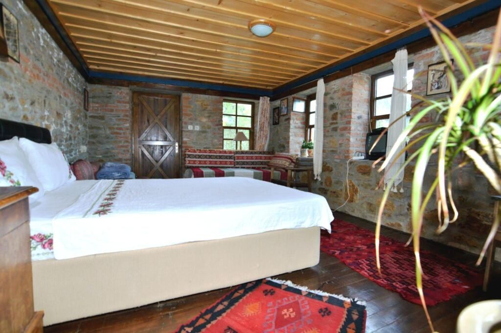 سيرينس دوجاداكي إفلير