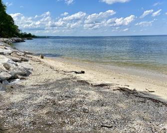 Block to Beach! Fossil Hunting, Hot Tub, Coffee Bar, Screened Deck, 1hr to DC - Saint Leonard - Beach