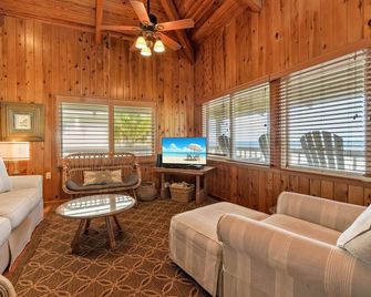 Porpoise In Mind; 3 Br Sgi Home- Sleeps 12, Beachfront, Pet Friendly! - Apalachicola - Wohnzimmer