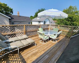 Great 3-bedroom House close to town/beaches/River walk , deck, WiFi and AC - Manistee - Balcón