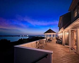 Stunning luxury house with sunset & private beach - Fairhaven - Balkon