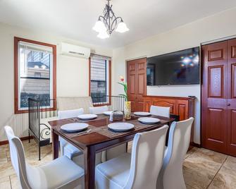 1 Bus Stop To Nyc-Hot Tub-Ewr Airport-Free Parking - Hillside - Dining room