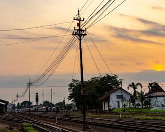 RedDoorz near Plaza Ambarukmo - Depok - Outdoors view
