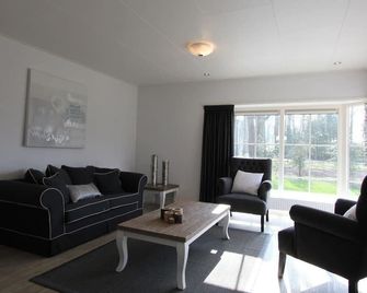 Chalet with 2 bedrooms and a terrace - Belfeld - Huiskamer