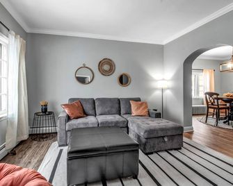 Renovated | Near Airport | Central Location - Depew - Living room