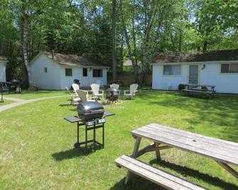 Woodland Cedars Family Cottage Resort - Wasaga Beach - Patio