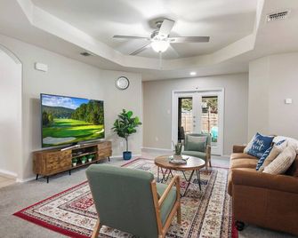 Perfect Sa Getaway! Near Lackland Sea World Alamo Riverwalk - 샌안토니오 - 거실