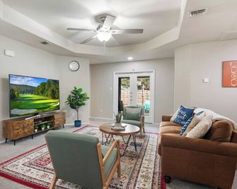 3br Family Getaway Near Lackland Bmt Sea World Riverwalk - San Antonio - Living room