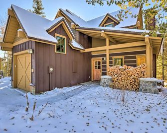 Ski-In/Ski-Out Donnelly Townhome w/ Hot Tub! - Donnelly - Budova