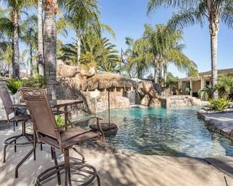 •Amazing Pool Oasis Getaway with waterfall & slide! Instagram- resortliving4you - Menifee - Piscina