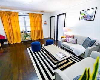 Retro Retreatwalk To Gracelandfree Parking &wifi - Memphis - Ruang tamu