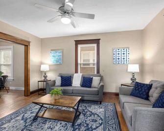 Charming 4br Westside Home In Beer City Usa - Grand Rapids - Living room