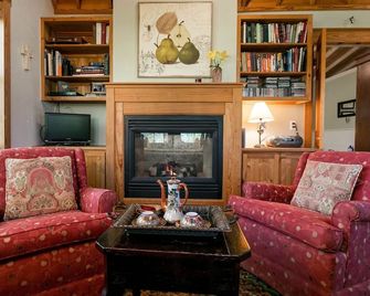 Your Hiding Place - Fredericksburg - Lounge