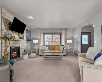 Your Resort On Gala Family Fun with Spa and Pool - Appleton - Living room