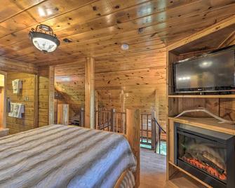 Alpine Adventures Cozy Log Cabin with Deck and Views! - Alpine - Bedroom