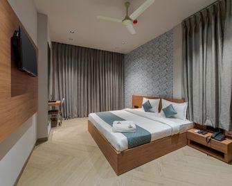 Hotel Anand Regency Riverfront - Dhule - Bedroom