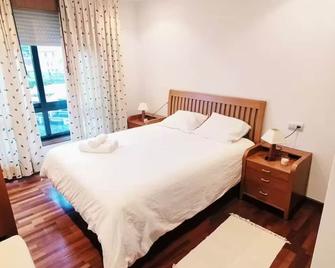 Piso Céntrico con Terraza y Garaje Para Tu Familia - Bayona - Chambre