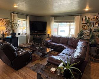 Charming, dog-friendly, 2-bedroom house in Three Forks with AC and fenced yard. - Three Forks - Sala de estar