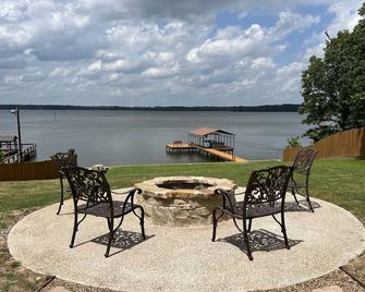 Lakefront Oasis with Private Boat Dock on Lake Palestine - Coffee City - Patio