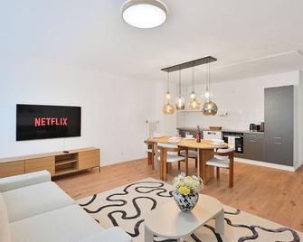 Chic and Spacious 2-Room Apt in Wuppertal Center - Wuppertal - Wohnzimmer