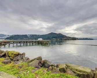 Walk to Marina: Tillamook Bay Apt w/ Water Views! - Garibaldi