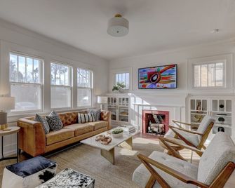 Beautiful & Bright - Walk to OU & The Mont - King Bed, 3 Bedrooms, Fresh Remodel - Norman - Living room