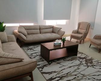Balqees Villas 5 bedrooms in Muscat - Seeb - Living room