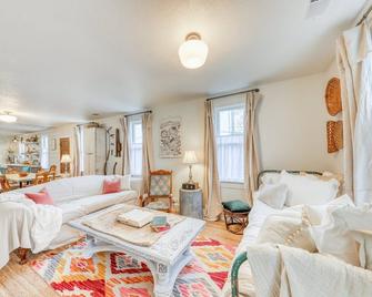 Unique, historic home in walk-able, Hallmark style town - Mount Angel - Living room
