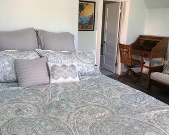 Downtown Marquette Studio Apartment! - Marquette - Bedroom