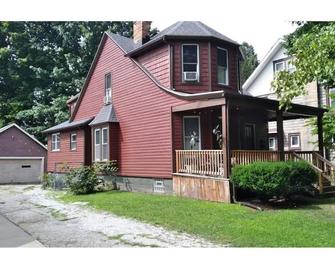 Cozy 2 bedroom in Highland Square, pets welcome! - Akron - Building