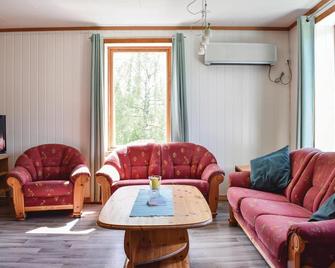 4 Bedroom Beautiful Home In Steinstø - Øystese - Sala de estar