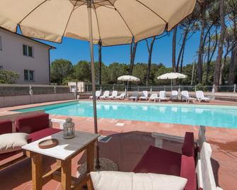 Hotel Kon Tiki - San Vincenzo - Zwembad