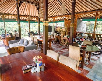 The River Island Bali - Sidemen
