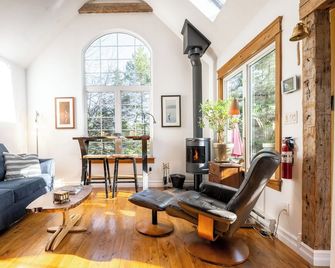 A Quiet Riverside Cottage with 2 Fireplaces - Bridgewater - Wohnzimmer