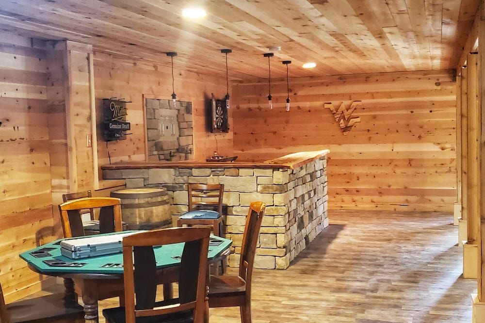 Potomac Cabin: Riverfront, 7 acres, sleeps 14, hot tub, Starlink
