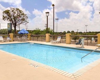 Motel 6 Jackson, Ms - Southwest - ג'קסון - בריכה